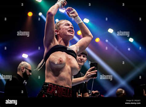 daniela hamsley flash|Boxing: Daniella Hemsley flashes crowd after Kingpyn。